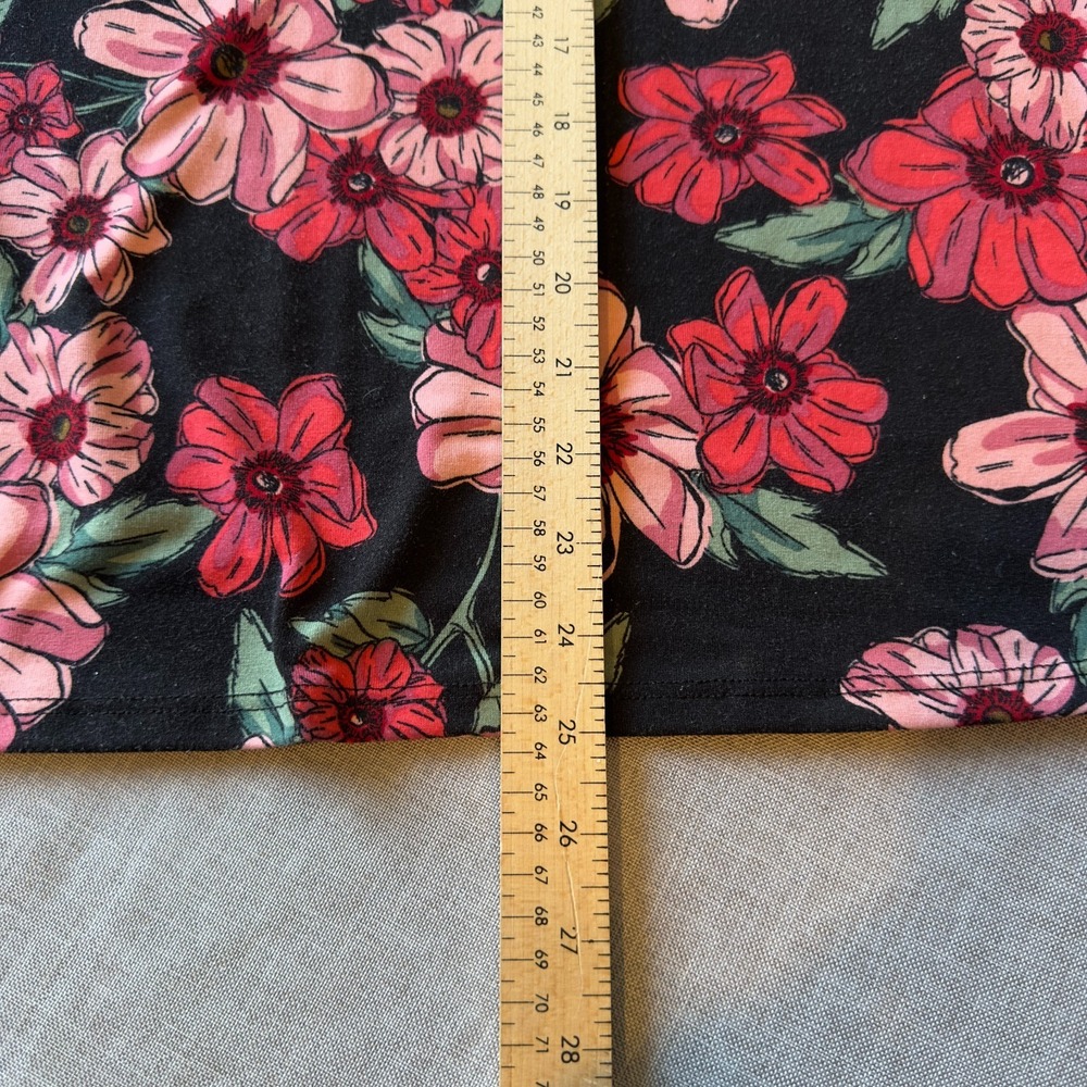LuLaRoe L Classic T Bold Floral Short Sleeve Top Black Red Pink Cottage Casual - Picture 6 of 6